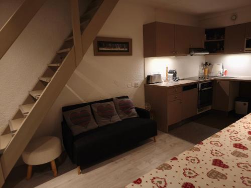 a living room with a couch and a kitchen at Tournavelles Arcs 1800 in Bourg-Saint-Maurice