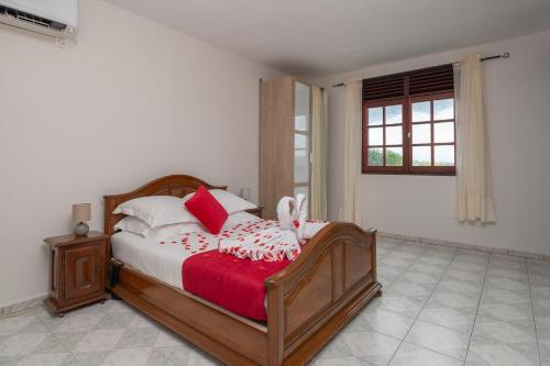 Maison Vue du Ciel - Proche de l'aéroport في ليه أبيم: غرفة نوم مع سرير مع اثنين من الحيوانات المحشوة عليه