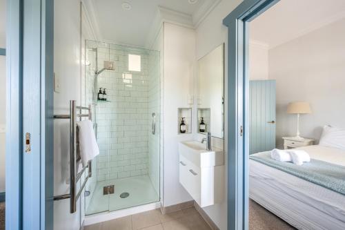 Ένα μπάνιο στο McDougall Cottage