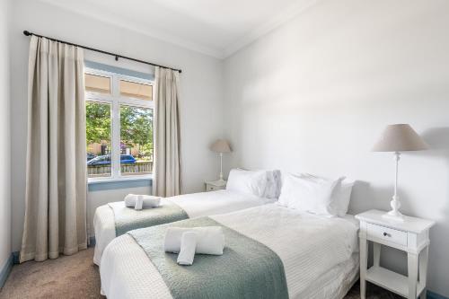 Ένα ή περισσότερα κρεβάτια σε δωμάτιο στο McDougall Cottage