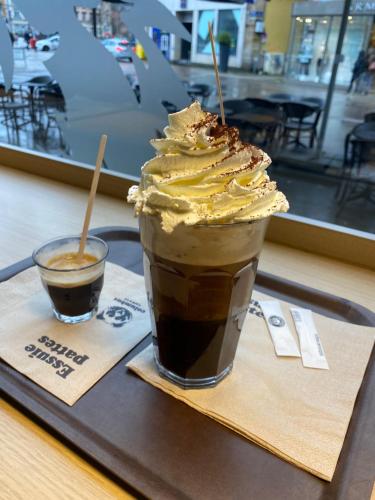 Un batido de chocolate y una bebida en una bandeja. en Kvetoslava Badiova, en Karviná