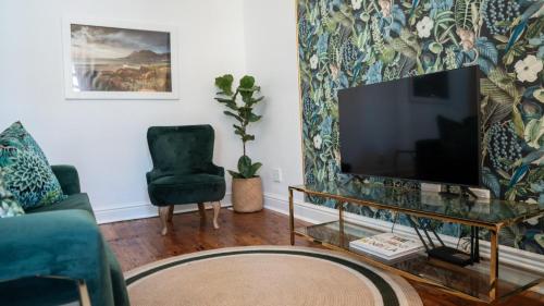 Dalebrook Place - Unit 6 في كالكباي: غرفة معيشة مع تلفزيون وأريكة