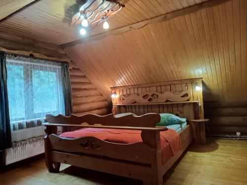 Ένα ή περισσότερα κρεβάτια σε δωμάτιο στο House Kurortna