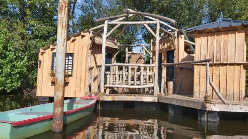 Φωτογραφία από το άλμπουμ του Chalet sur l'eau σε Brissarthe