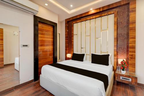 Ένα ή περισσότερα κρεβάτια σε δωμάτιο στο Townhouse Oak CSJMU Kanpur Formerly Shree Dev Villa