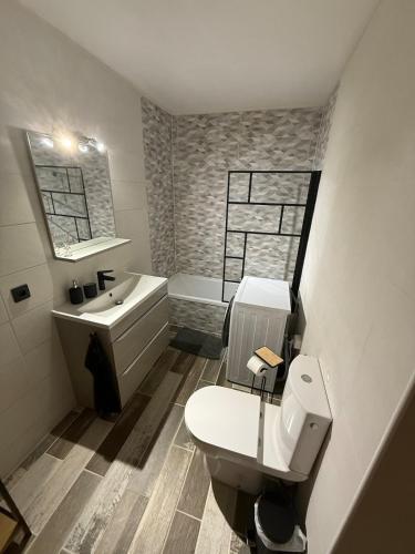 Ένα μπάνιο στο Spacieux studio à deux pas du centre