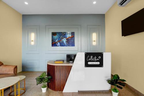 BāliantaSuper Townhouse Puri Bypass Crossway Formerly Hotel Pratee Heights的大厅,大厅里设有柜台和桌子