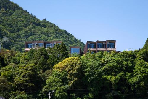 a house on top of a hill with trees at Terrace Midoubaru in Beppu