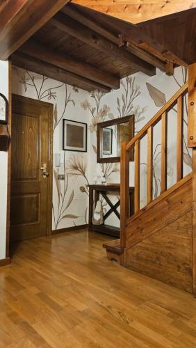 CAMBRA APARTAMENT, Dúplex acogedor en el coraón de El Pont de Suert في إل بونت دي سويرت: غرفة بها درج وجدار به زهور