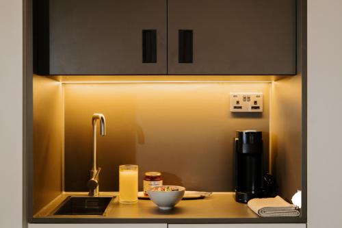 Η κουζίνα ή μικρή κουζίνα στο The Hobson Cambridge by Adina