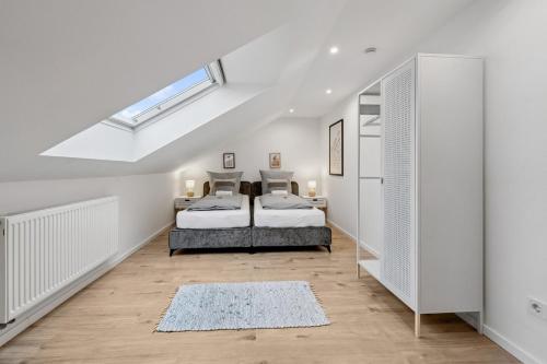 A bed or beds in a room at Yello Homes - 4 Guests - 3 Rooms - City View