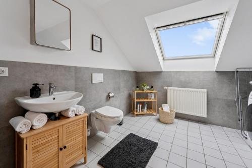 A bathroom at Yello Homes - 4 Guests - 3 Rooms - City View