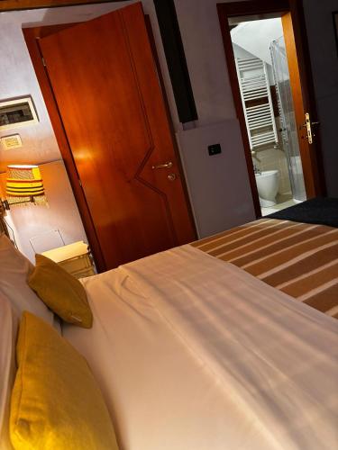 Ένα ή περισσότερα κρεβάτια σε δωμάτιο στο Hotel Canal Salieri