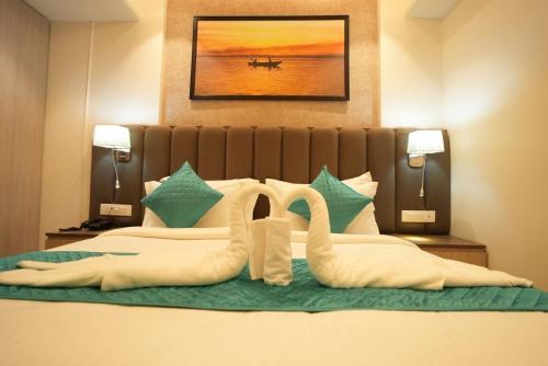 Giường trong phòng chung tại Hotel Vedic Roots