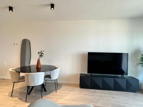 TV a/nebo společenská místnost v ubytování Sunset Gardens - Holiday Apartments - by TLV Living