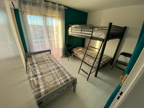 Ένα ή περισσότερα κρεβάτια σε δωμάτιο στο L'écume d'or, 2-bedroom apartment Sea and Lake view