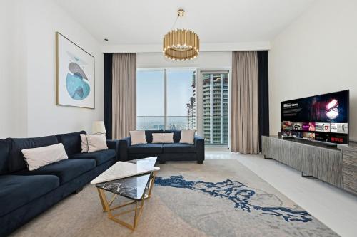 Golden Stays - Palm Views I Luxe 4BR Getaway I Tranquil Charm