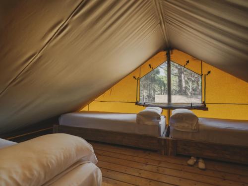 En eller flere senge i et værelse på wecamp L'Escala Punta Milà