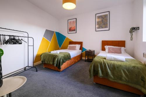 una habitación con dos camas en una habitación en 2 Bedroom Spacious Apartment, Free Parking, WiFi, en Gloucester