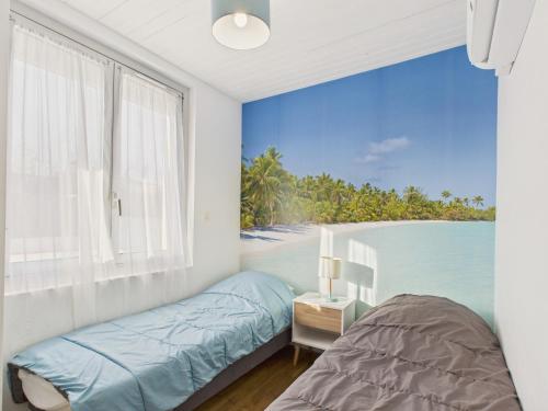 una camera da letto con un letto e una finestra con vista sull'oceano di 400m de la mer - grande maison pour 10 avec jardin a La Tranche-sur-Mer