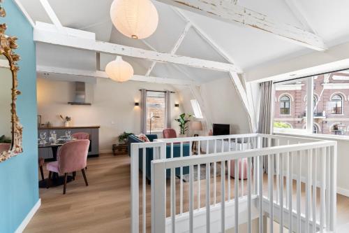 een woonkamer met een trap en een eetkamer bij Abcoude city center in Abcoude