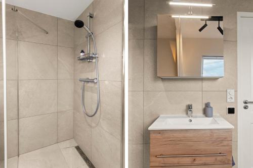 een badkamer met een douche en een wastafel bij Abcoude city center in Abcoude