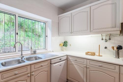 Køkken eller tekøkken på Moradia Milú frente à praia