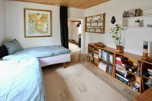 Ένα ή περισσότερα κρεβάτια σε δωμάτιο στο Traditional Swedish House In The Forest