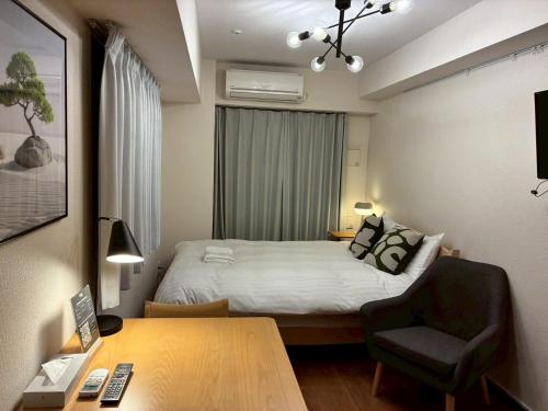 Postel nebo postele na pokoji v ubytování Dash Living Shinjuku