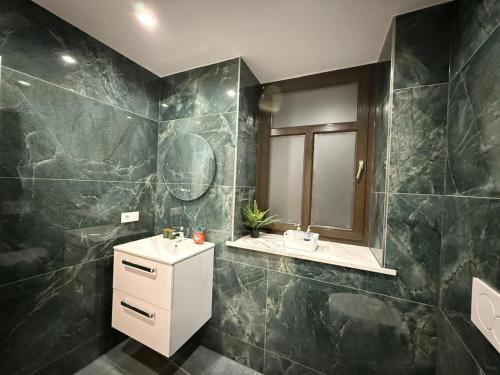 ein Badezimmer mit Waschbecken und Spiegel in der Unterkunft Apartment Döbeln Centrum in Döbeln