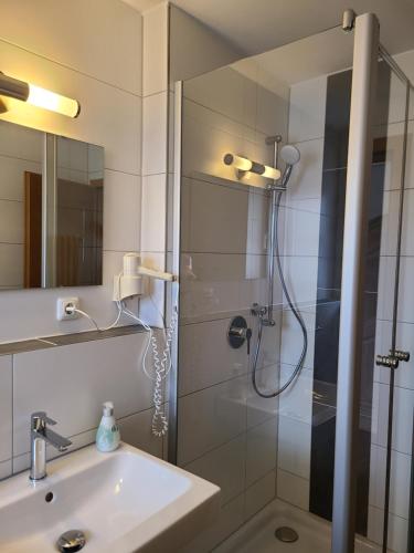 OberostendorfLandgasthof Wangerstuben的浴室配有淋浴和洗手池