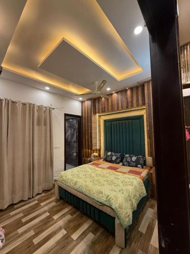 Ένα ή περισσότερα κρεβάτια σε δωμάτιο στο Lavish villa