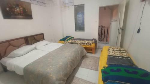 een slaapkamer met twee bedden in een kamer bij Dortoir ily in Constantine