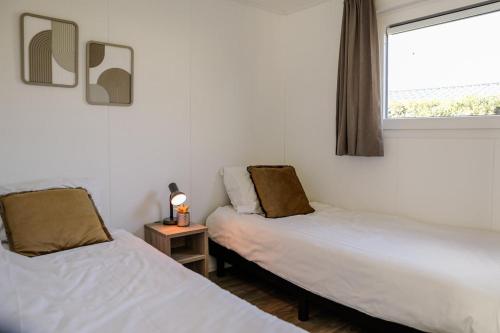 Postel nebo postele na pokoji v ubytování Chalet in Heinkenszand on holiday park - VP107