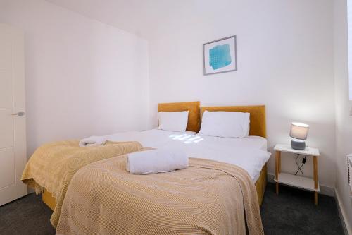 Dos camas una al lado de la otra en una habitación. en Modern 2 Bedroom Apartment, Free Parking, WiFi, en Gloucester