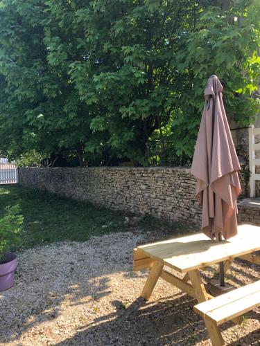 Ein Garten an der Unterkunft Le repaire de l'horloger