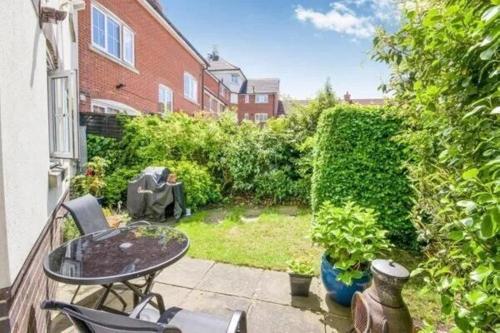 Un jardín fuera de Chineham Town-House, Great for Group Get-Aways, Families & Contractors