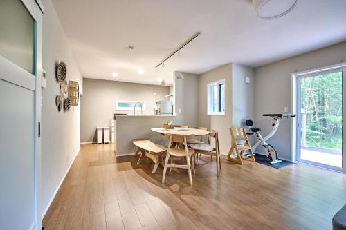a dining room and kitchen with a table and chairs at ヘルシンキ in Fujikawaguchiko