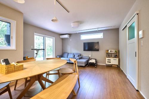 a living room with a table and a couch at ヘルシンキ in Fujikawaguchiko
