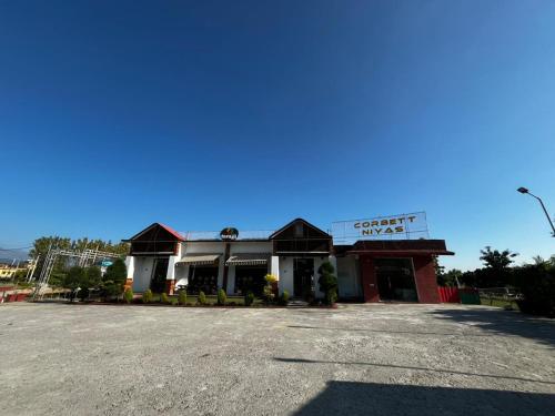 The Corbett Niyas في رامناجار: موقف امام وكالة سيارات