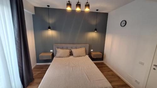 een bed in een kamer met twee kussens erop bij Sara Apartament in Craiova