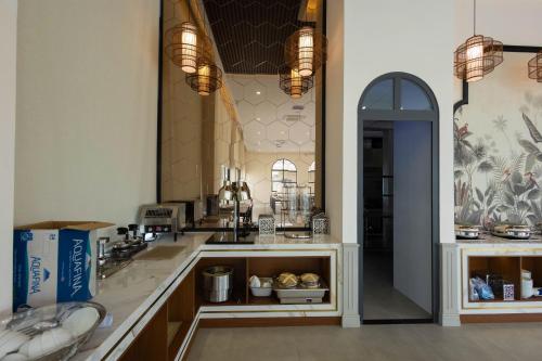 Xóm TramPolaris Resort & Spa的厨房配有带水槽和镜子的台面