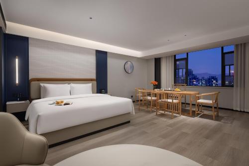 Postel nebo postele na pokoji v ubytování Changsha Huanman Hotel Huanghua Airport Yong'an Branch