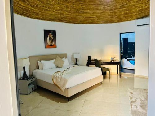 1 dormitorio con 1 cama, escritorio y 1 habitación en Sen hôtel, en Sali Nianiaral