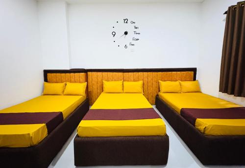 Un pat sau paturi într-o cameră la Dreamy Homestay