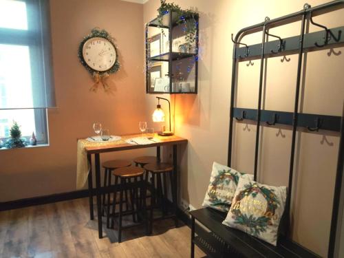 En eller flere senge i et værelse på Polonia Residences 68- Top Locations -Off Piotrkowska Street -Theatres -Museums -Fabryczna Railway Station 3mins