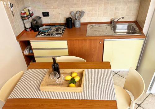 een keuken met een tafel met een fruitschaal erop bij Holihome Vascello B21 in Tortoreto Lido
