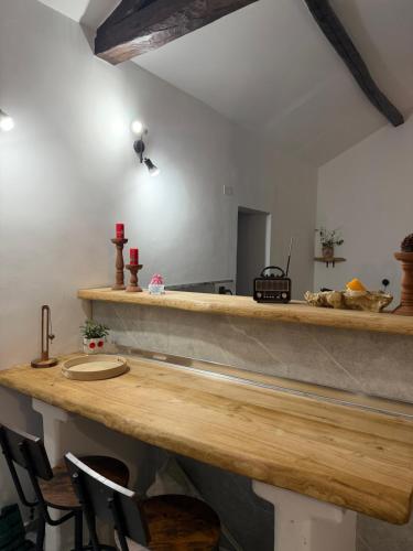 een bar in een kamer met stoelen en een bar bij Villa Forgione in Grottaminarda