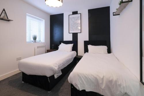 Giường trong phòng chung tại Modern Spacious Apartment, Free Parking, WiFi