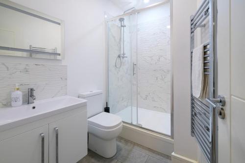 Phòng tắm tại Modern Spacious Apartment, Free Parking, WiFi